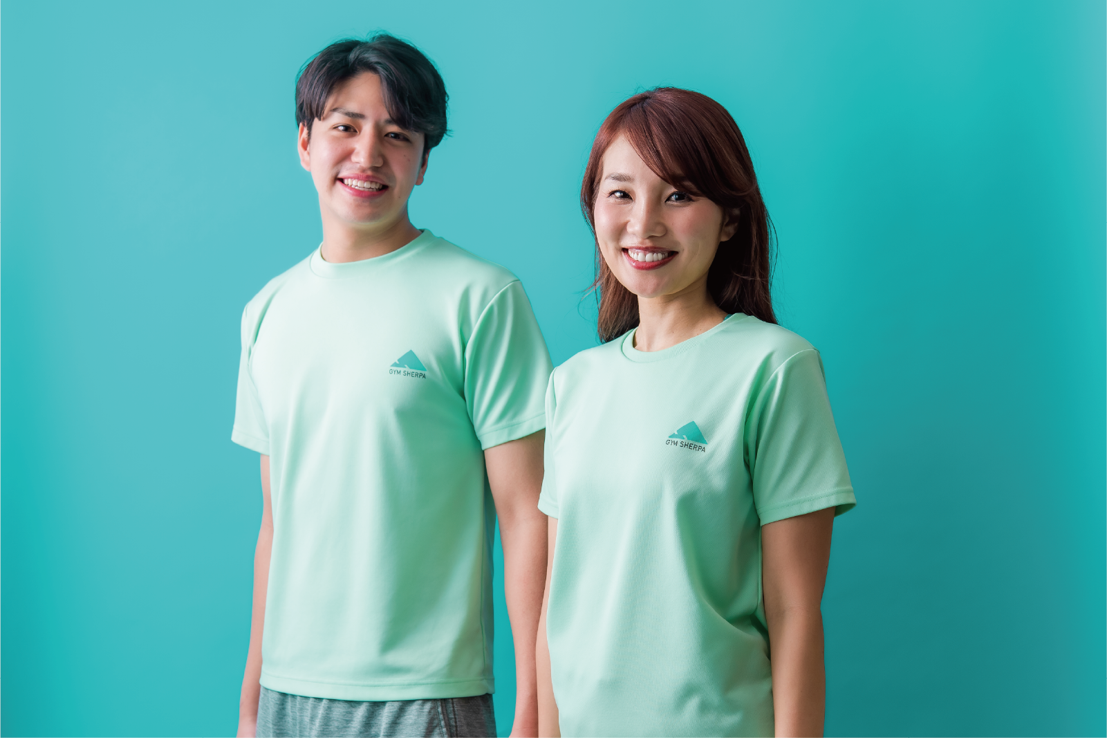 GYM SHERPAのロゴ入りウェアを着た男女スタッフが笑顔で並んでいる