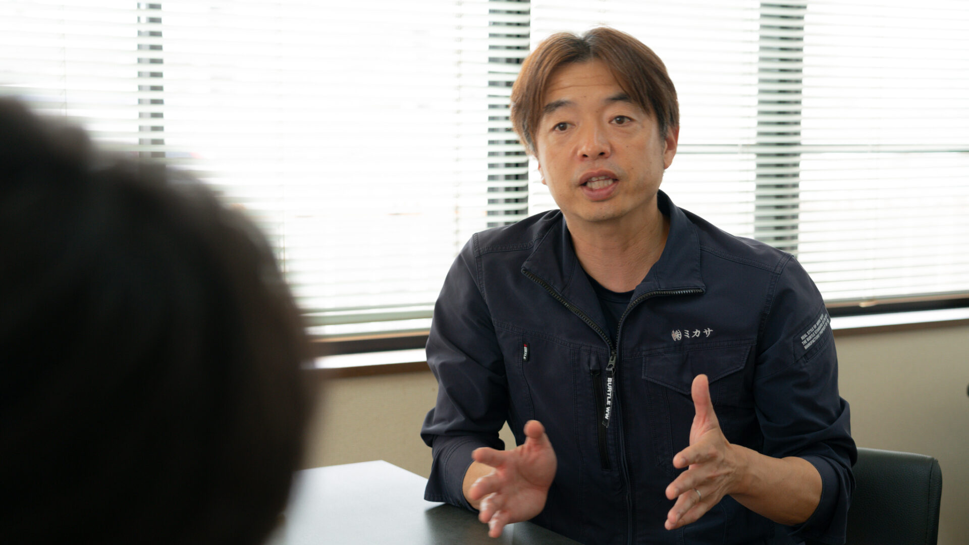 手振りを交えて熱心に語る株式会社ミカサ代表取締役の三笠大志