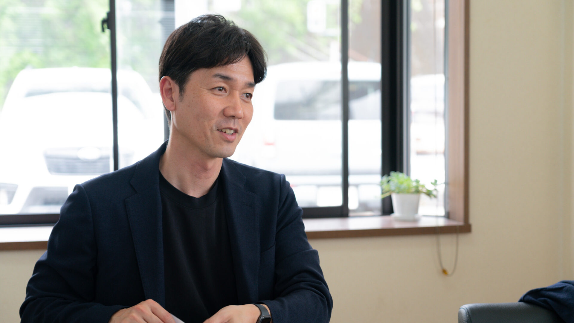 インタビューするアール株式会社の代表取締役の衞藤