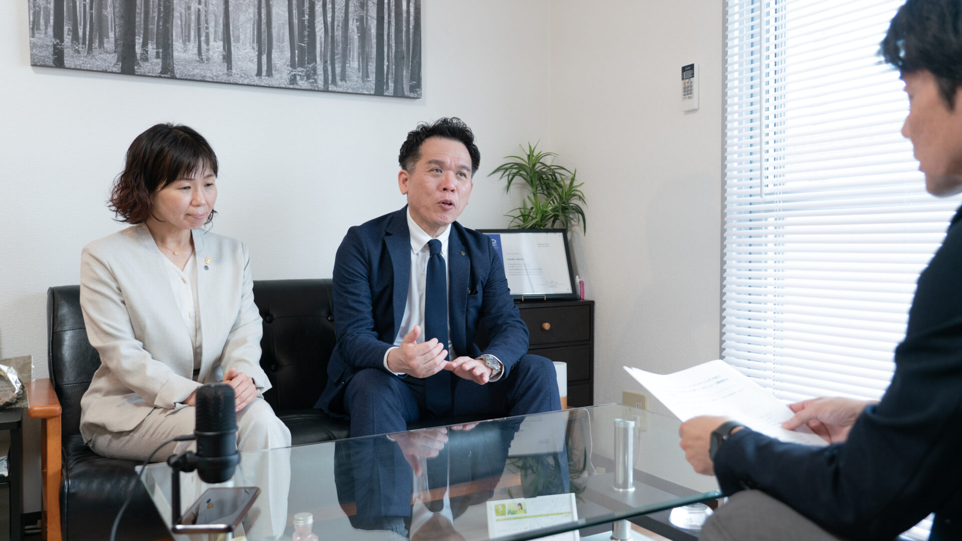 保険業界のインバウンド型ビジネスとWeb戦略について語る竹下氏と日高氏、対面で話を聞くマーケティング担当者