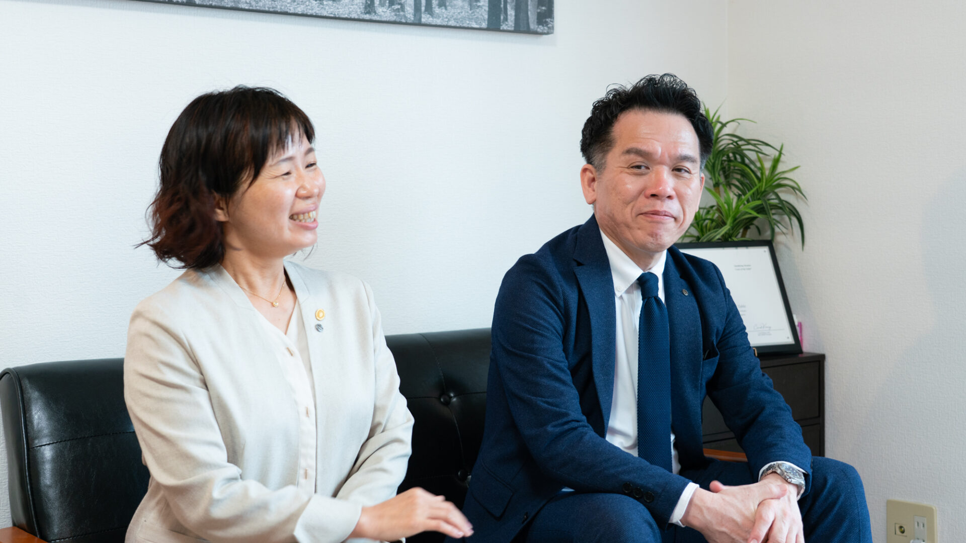 女性向けマネー相談サービスへの想いや信頼関係について語り、笑顔を見せる日高叔子氏と竹下健治氏
