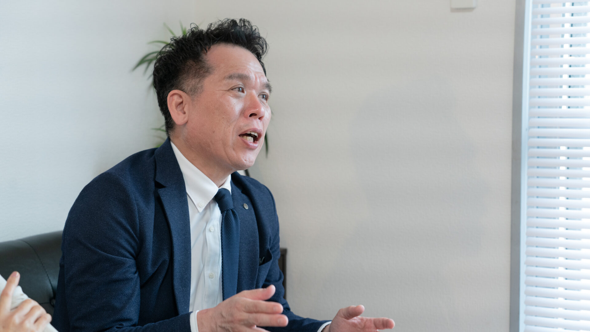 Webマーケティング戦略について語る男性経営者竹下さん、インタビュー中の発言場面
