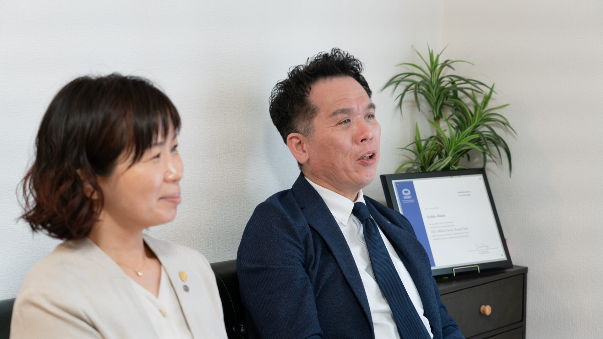 信頼関係を軸にしたWebマーケティングの成果について語る竹下健治氏と、それを隣で聞く日高叔子氏