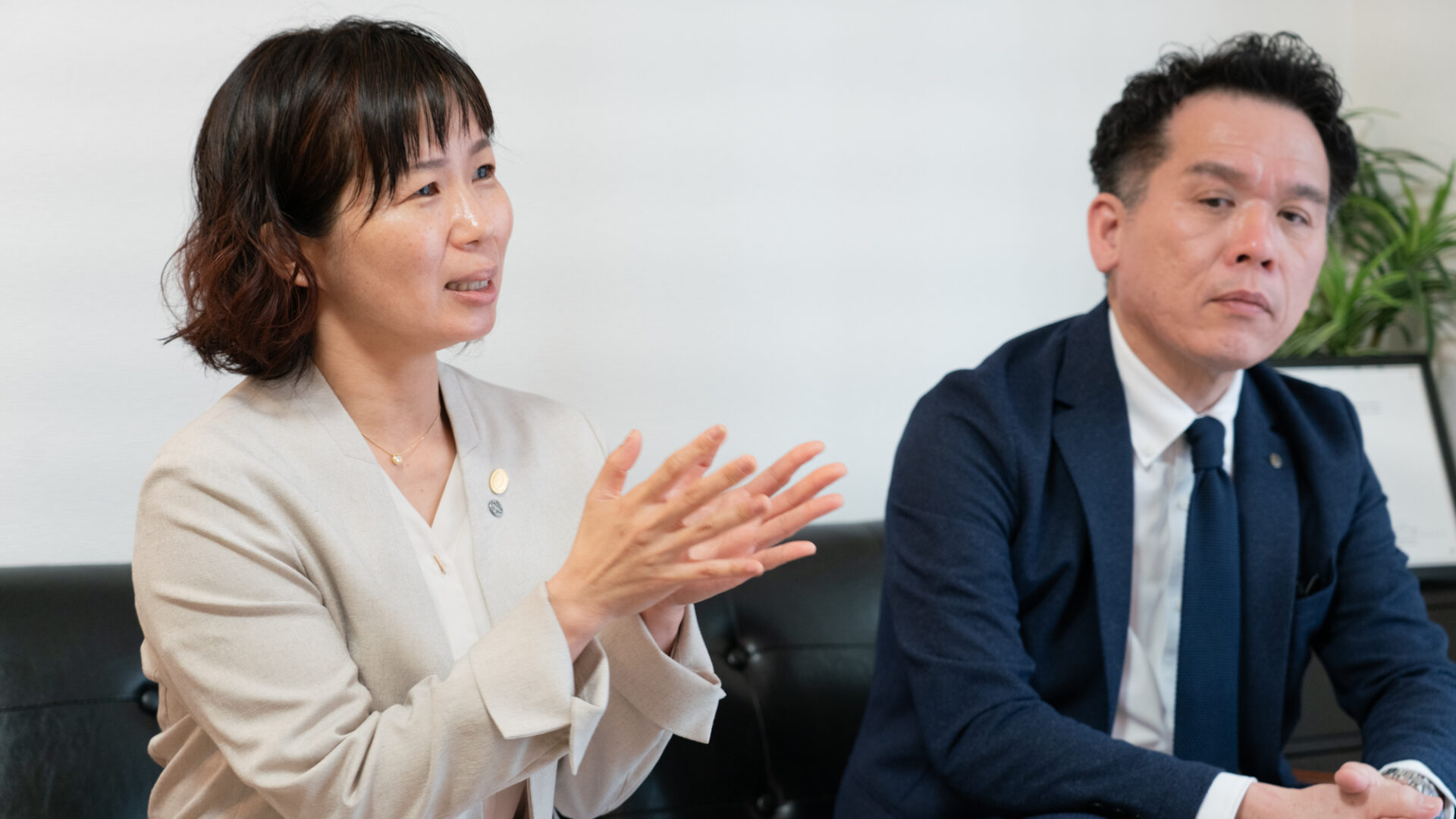 インタビューに応じる日高さんと経営者竹下さん、対面形式での真剣な対話の様子