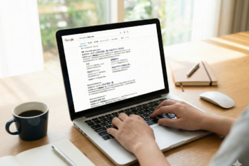 ノートパソコンで『ホームページ制作 大分』と検索したGoogleの検索結果画面を見ながら作業している様子