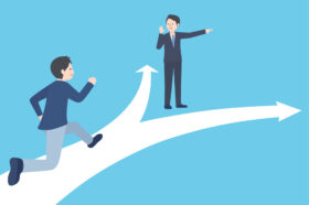 矢印の上を進む人物と、進む方向を示すスーツ姿の人物のイラスト